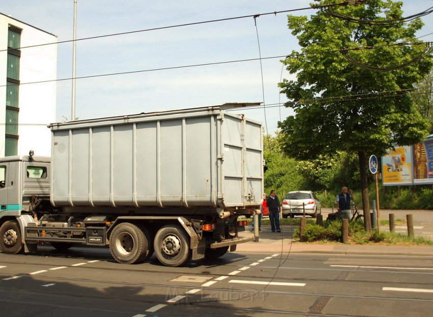 LKW riss Oberleitung ab Koeln Deutz Am Schnellert Siegburgerstr P004.JPG